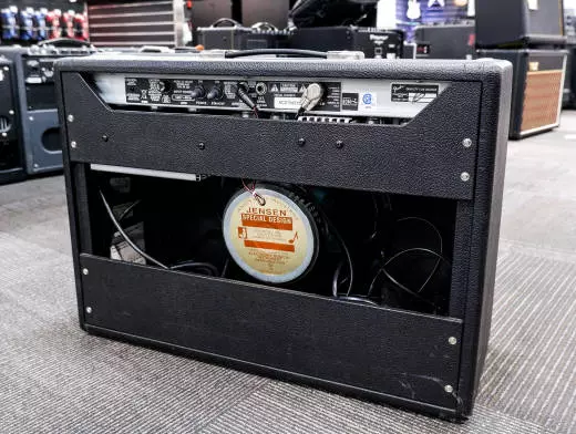 Fender - '65 Deluxe Reverb Amplifier 2